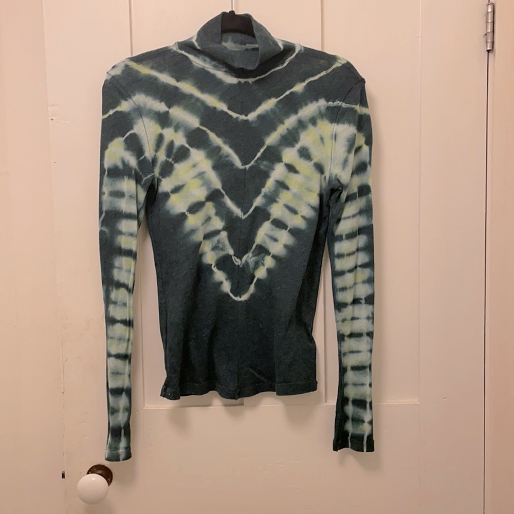 Free People tie dye turtle neck ✨